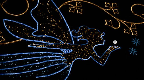 Trăng tròn sau chiếc đèn đường hình nàng tiên đang bay về phía Mặt Trăng trên bầu trời London, Vương quốc Anh - Sputnik Việt Nam