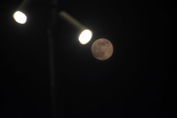 Siêu trăng sau những chiếc đèn đường ở Srinagar, Kashmir, Ấn Độ - Sputnik Việt Nam