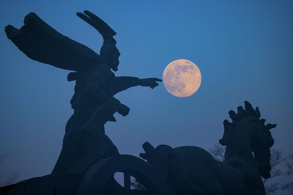 Trăng tròn tại Huaibei, tỉnh An Huy, Trung Quốc - Sputnik Việt Nam