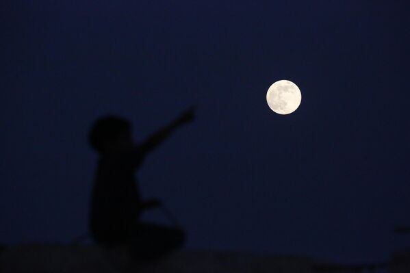 Siêu trăng trên Al-Mughraqa ở khu vực trung tâm Dải Gaza - Sputnik Việt Nam