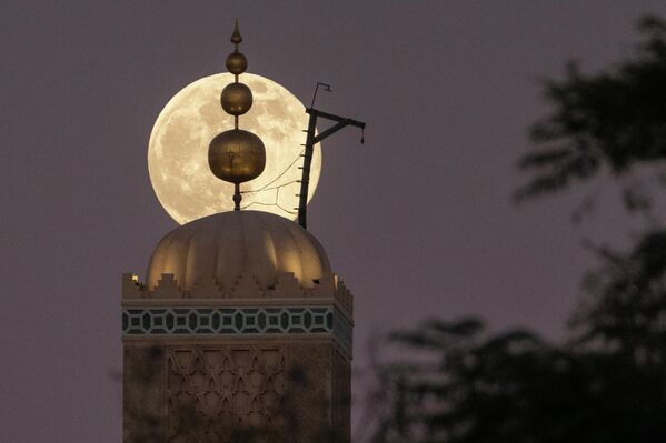 Siêu trăng trên thánh đường Koutoubia thế kỷ XII ở Marrakesh, Maroc - Sputnik Việt Nam