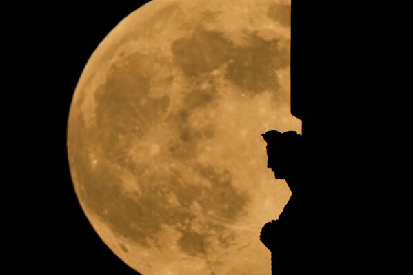 Siêu trăng tròn trên bức tượng tại Bảo tàng Quốc gia về Chiến tranh Thế giới ở Kansas City, Mỹ - Sputnik Việt Nam