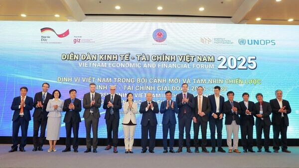 Lãnh đạo Bộ Tài chính chụp ảnh chung cùng các đại biểu tham dự Diễn đàn - Sputnik Việt Nam