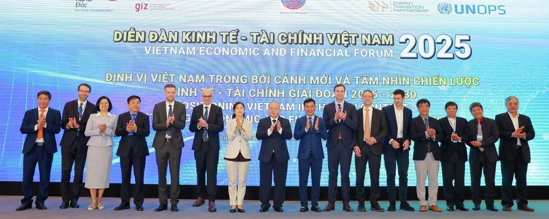 Lãnh đạo Bộ Tài chính chụp ảnh chung cùng các đại biểu tham dự Diễn đàn - Sputnik Việt Nam, 1920, 05.12.2025