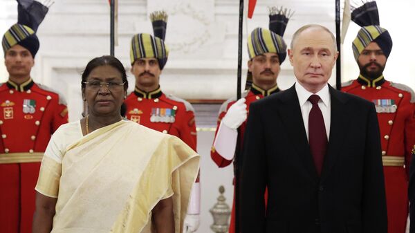 Tổng thống Nga Vladimir Putin và Tổng thống Ấn Độ Droupadi Murmu - Sputnik Việt Nam