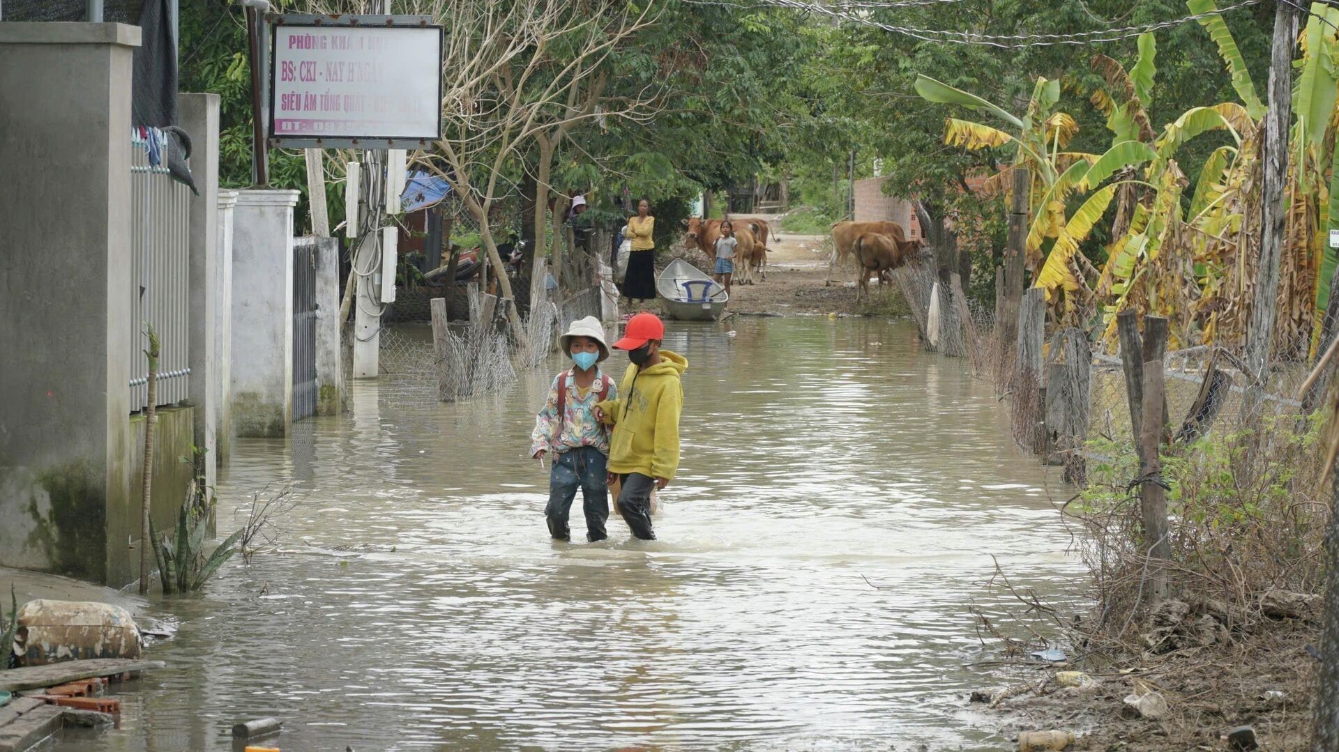 Gia Lai: Buôn Nu vẫn còn nhiều hộ dân sống trong điều kiện nước ngập Gia Lai: Buôn Nu vẫn còn nhiều hộ dân sống trong điều kiện nước ngập - Sputnik Việt Nam, 1920, 06.12.2025