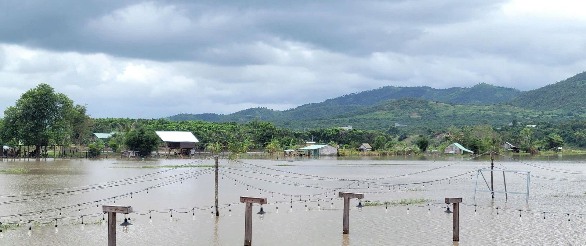 Gia Lai: Buôn Nu vẫn còn nhiều hộ dân sống trong điều kiện nước ngập Gia Lai: Buôn Nu vẫn còn nhiều hộ dân sống trong điều kiện nước ngập - Sputnik Việt Nam, 1920, 06.12.2025