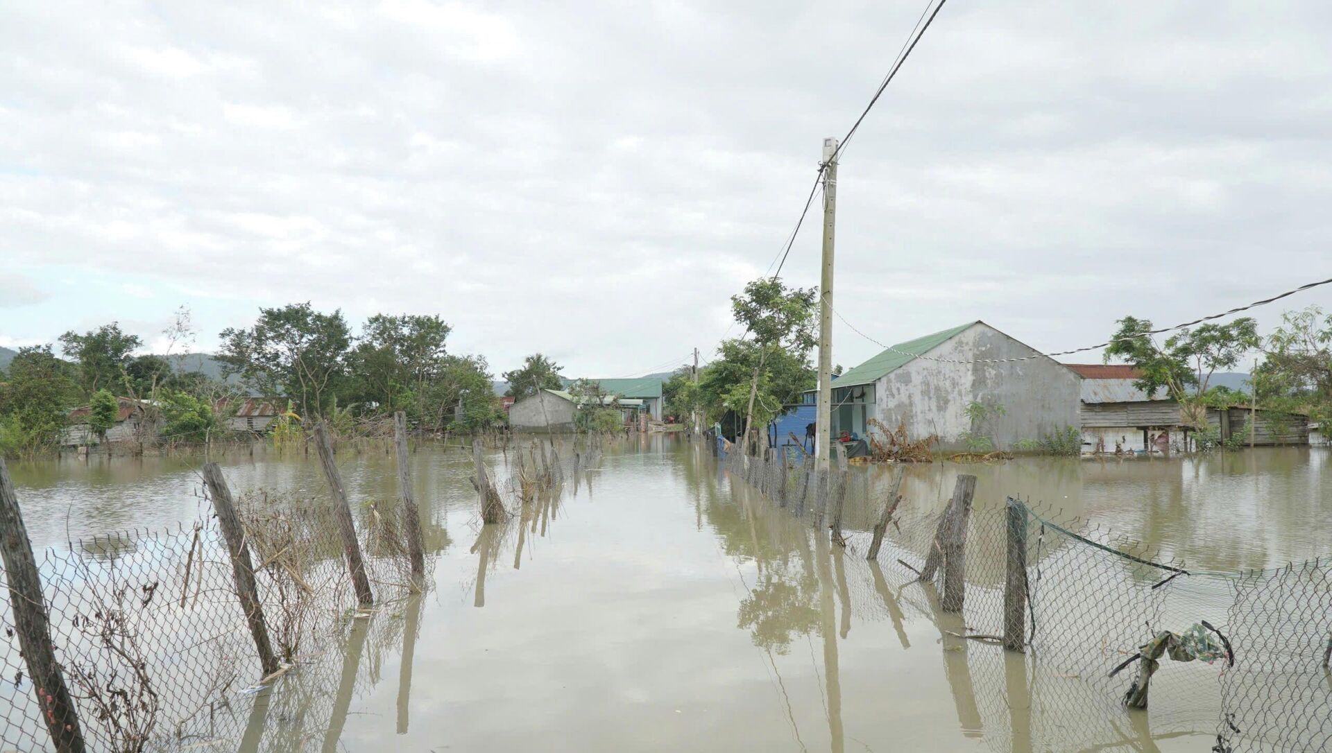 Gia Lai: Buôn Nu vẫn còn nhiều hộ dân sống trong điều kiện nước ngập Gia Lai: Buôn Nu vẫn còn nhiều hộ dân sống trong điều kiện nước ngập - Sputnik Việt Nam, 1920, 06.12.2025