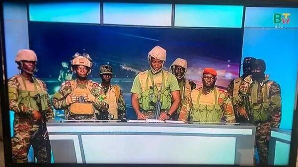 Quân nhân trong bài phát biểu trên truyền hình quốc gia ở Benin - Sputnik Việt Nam