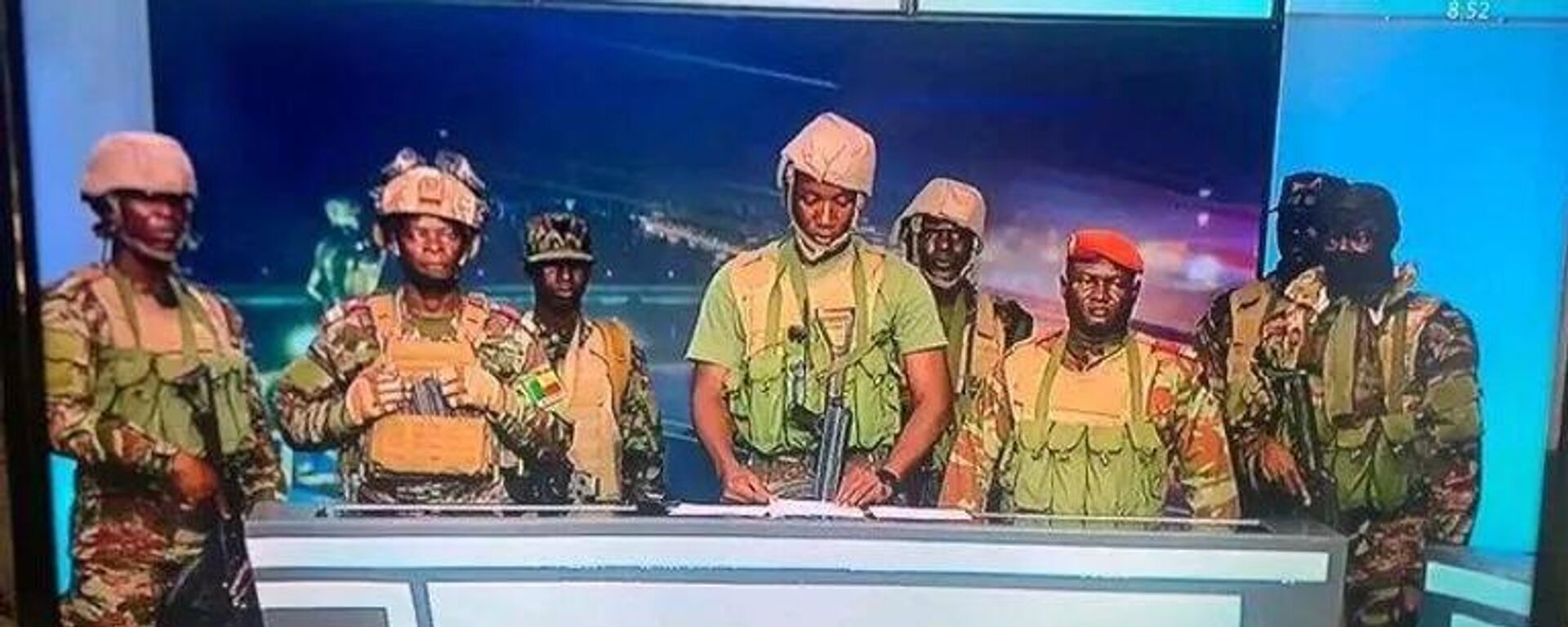 Quân nhân trong bài phát biểu trên truyền hình quốc gia ở Benin - Sputnik Việt Nam, 1920, 07.12.2025