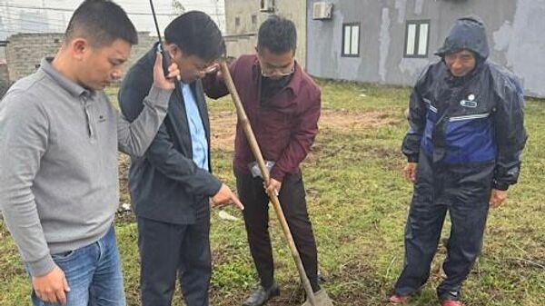 Lực lượng chức năng lấy mẫu đất, nước để làm rõ nguyên nhân giun chết hàng loạt - Sputnik Việt Nam