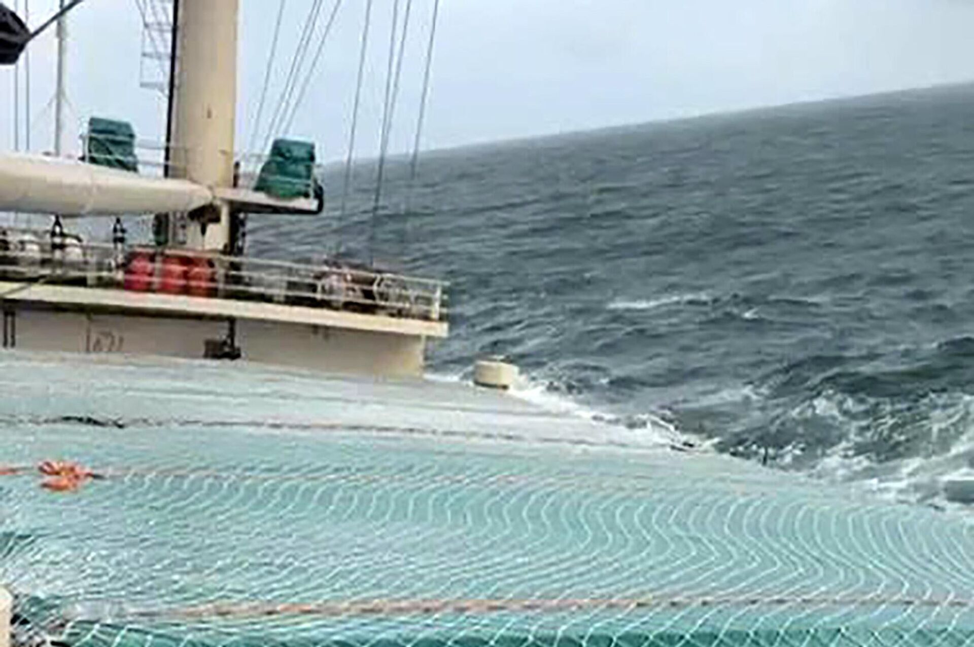 Tàu KAYO bị nghiêng trên biển Malaysia - Sputnik Việt Nam, 1920, 07.12.2025