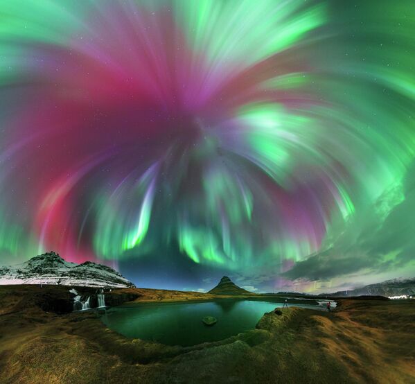 Bức ảnh “Corona Blast Aurora Geomagnetic Storm” (“Cơn bão địa từ cực quang Corona”) của nhiếp ảnh gia Roi Levi, lọt vào top 25 Bức ảnh xuất sắc nhất cuộc thi Northern Lights Photographer of the Year lần thứ 8 Bức ảnh “Corona Blast Aurora Geomagnetic Storm” (“Cơn bão địa từ cực quang Corona”) của nhiếp ảnh gia Roi Levi, lọt vào top 25 Bức ảnh xuất sắc nhất cuộc thi Northern Lights Photographer of the Year lần thứ 8 - Sputnik Việt Nam