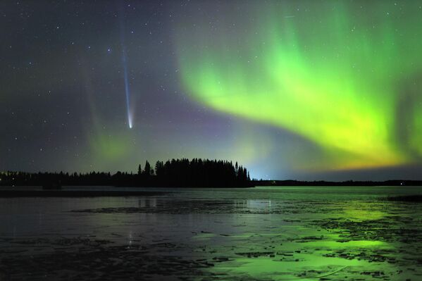 Bức ảnh “Aurora Comet Lemmon” (“Cực quang và sao chổi Lemmon”) của nhiếp ảnh gia Petr Horálek, lọt vào top 25 Bức ảnh xuất sắc nhất cuộc thi Northern Lights Photographer of the Year lần thứ 8 Bức ảnh “Aurora Comet Lemmon” (“Cực quang và sao chổi Lemmon”) của nhiếp ảnh gia Petr Horálek, lọt vào top 25 Bức ảnh xuất sắc nhất cuộc thi Northern Lights Photographer of the Year lần thứ 8 - Sputnik Việt Nam