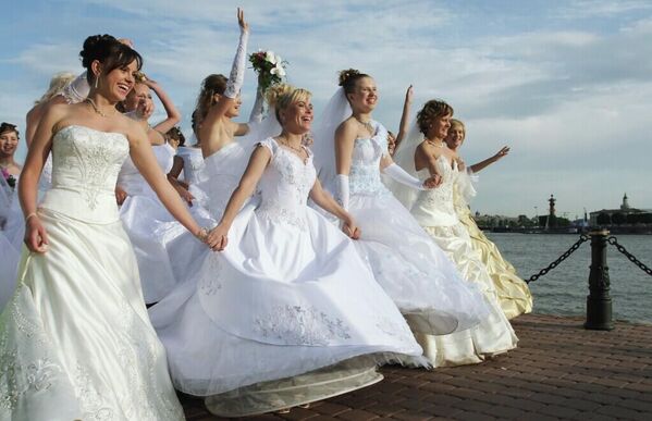 «Buổi trình diễn cô dâu» trước lễ khai mạc cuộc đua thuyền buồm "Cánh buồm đêm trắng", Nga - Sputnik Việt Nam