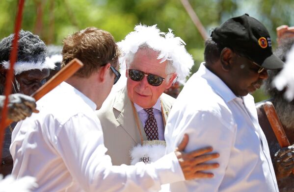 Hoàng tử xứ Wales đeo băng đô lông vũ khi tham gia nghi lễ chào đón truyền thống, Australia - Sputnik Việt Nam