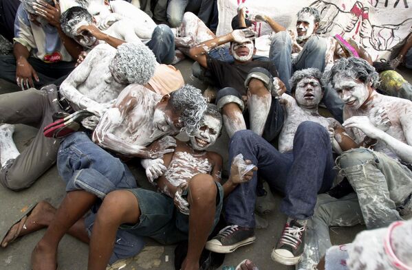 Những người biểu tình mặt sơn trắng trong hoạt động phản đối Thủ tướng Mari Alkatiri và Tổng thống Xanana Gusmao trước tòa nhà Chính phủ ở Dili, Đông Timor - Sputnik Việt Nam