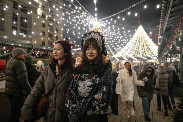 Mọi người dạo chơi trên Quảng trường Manezhnaya ở Matxcơva - Sputnik Việt Nam