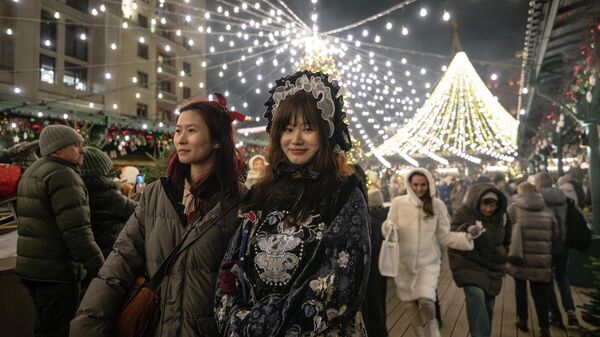 Люди на Манежной площади в Москве - Sputnik Việt Nam