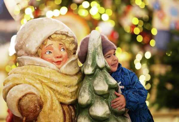 Cô bé trên đường phố thủ đô Matxcơva - Sputnik Việt Nam