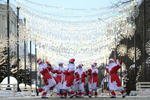 Các thành viên dự khai trương những địa điểm lễ hội ở trung tâm Novosibirsk. Ngày 1 tháng 12, các không gian đón Năm Mới đã được mở ra lộng lẫy trên phố đi bộ Lenin, Quảng trường Pervomaysky và Quảng trường Nhà hát, còn vô số đèn treo từ cây thông Noel chính của thành phố dựng gần Nhà hát Opera đã được thắp sáng - Sputnik Việt Nam