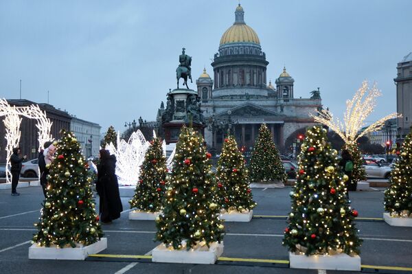 Trang trí đón Năm Mới trên Quảng trường Thánh Isaac ở Saint-Peterburg. Hậu cảnh là Nhà thờ Thánh Isaac - Sputnik Việt Nam
