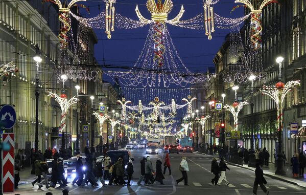 Đèn trang trí mừng Năm Mới trên đường phố Saint-Peterburg - Sputnik Việt Nam
