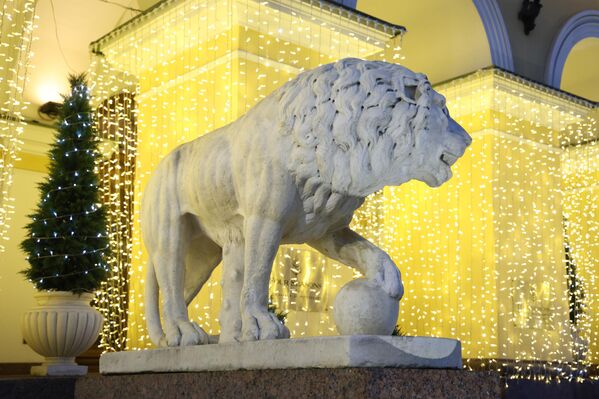 Đèn trang trí mừng Năm Mới tại Nhà Quận vương Lobanov-Rostovsky ở Saint-Peterburg - Sputnik Việt Nam