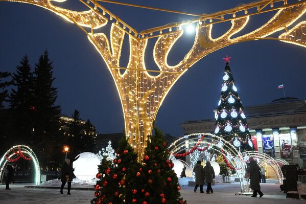 Khách bộ hành trên Quảng trường Nhà hát ở Novosibirsk - Sputnik Việt Nam