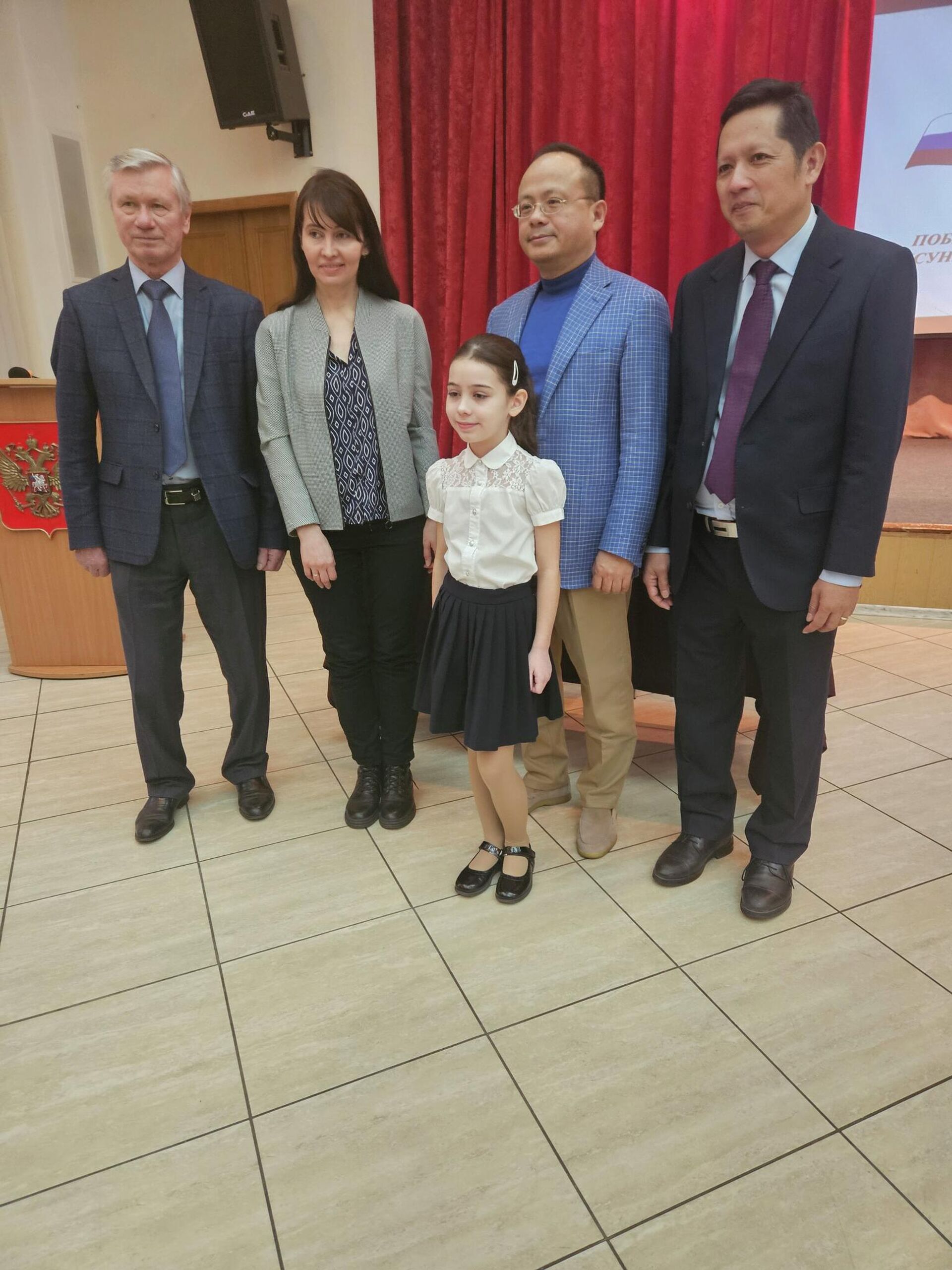 Vika Kopyrkina cùng mẹ và ban tổ chức cuộc thi Vika Kopyrkina cùng mẹ và ban tổ chức cuộc thi - Sputnik Việt Nam, 1920, 09.12.2025