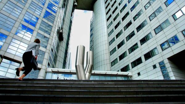 Một người phụ nữ đi đến văn phòng của Tòa án Hình sự Quốc tế (ICC) Một người phụ nữ đi đến văn phòng của Tòa án Hình sự Quốc tế (ICC) - Sputnik Việt Nam