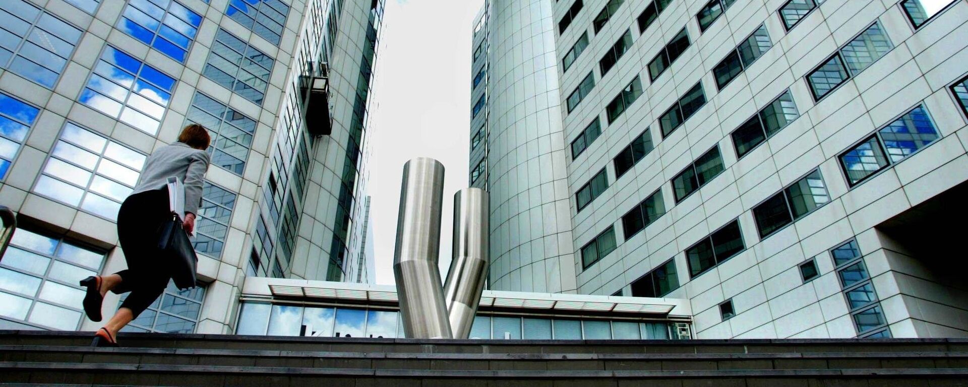 Một người phụ nữ đi đến văn phòng của Tòa án Hình sự Quốc tế (ICC) - Sputnik Việt Nam, 1920, 09.12.2025