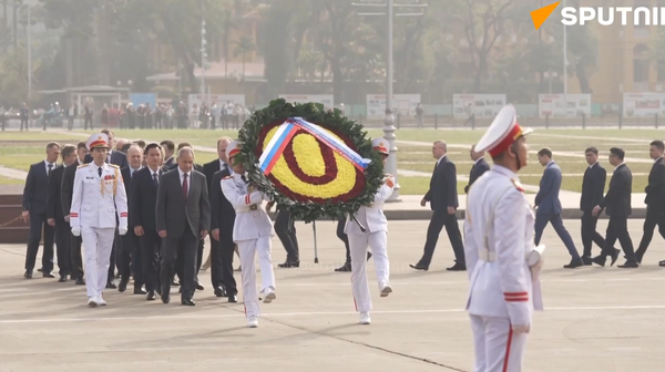 Thư ký Hội đồng An ninh Nga Shoigu đặt hoa tại Lăng Hồ Chí Minh ở Việt Nam - Sputnik Việt Nam