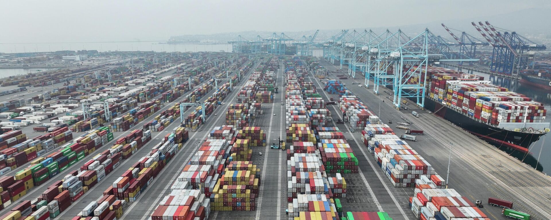 Cảng thương mại ở California, Hoa Kỳ - Sputnik Việt Nam, 1920, 09.12.2025