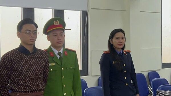 Đối tượng Nguyễn Văn Thiên tại cơ quan Công an - Sputnik Việt Nam