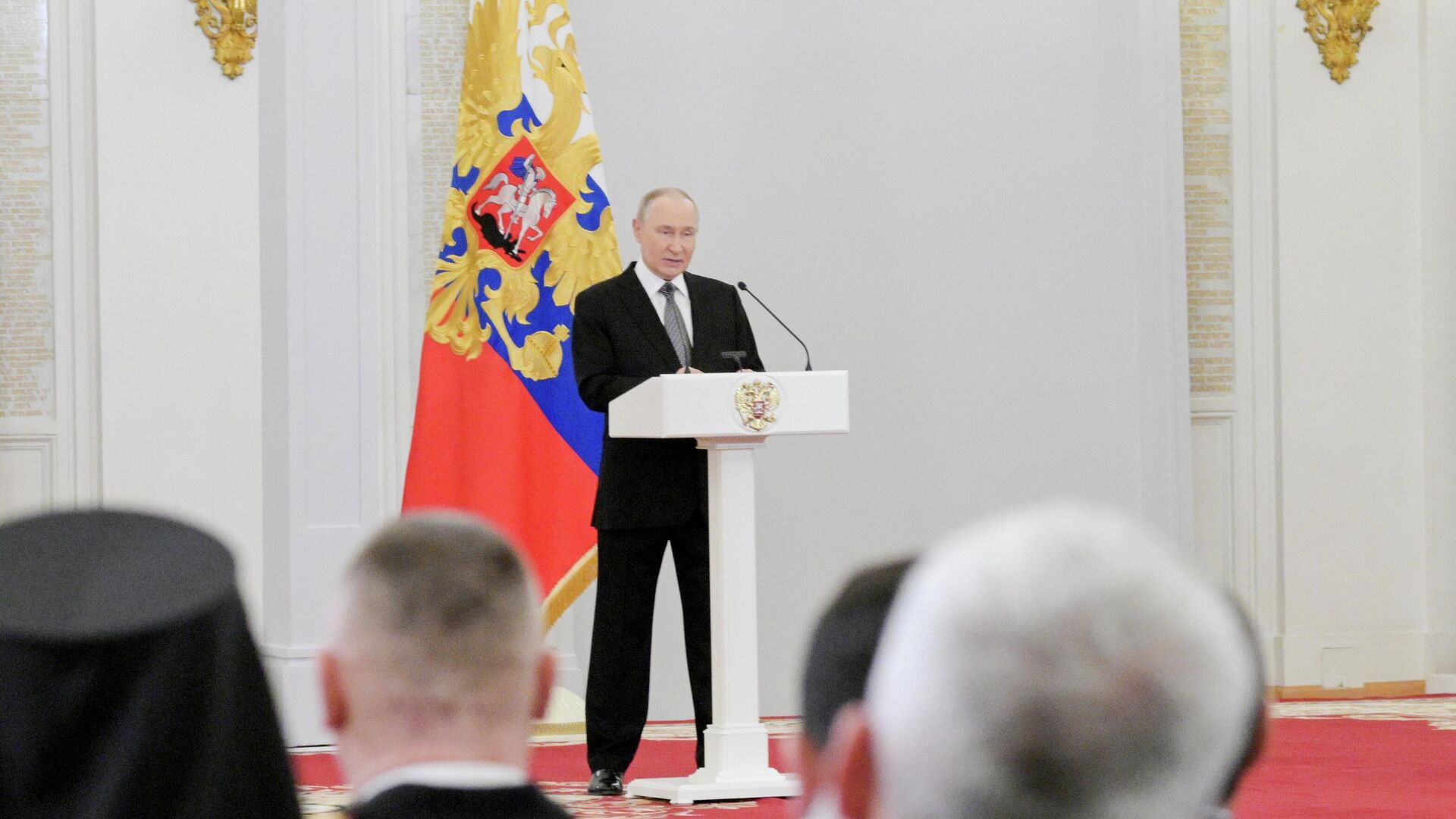 Tổng thống Vladimir Putin đã trao tặng Huân chương Sao Vàng cho các Anh hùng nước Nga. Tổng thống Vladimir Putin đã trao tặng Huân chương Sao Vàng cho các Anh hùng nước Nga. - Sputnik Việt Nam, 1920, 09.12.2025