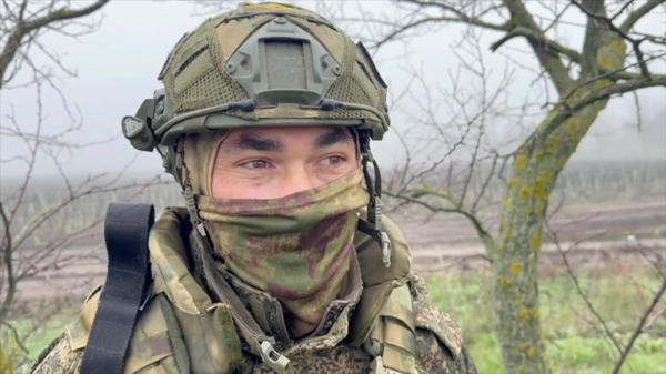 Trinh sát viên Nga dũng cảm cứu đồng đội dưới làn đạn pháo cối - Sputnik Việt Nam