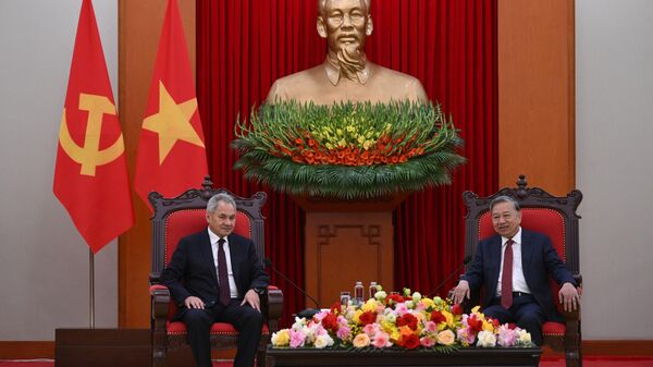 Thư ký Hội đồng An ninh Nga Sergei Shoigu trong cuộc gặp với Tổng Bí thư Ban Chấp hành Trung ương Đảng Cộng sản Việt Nam Tô Lâm tại Hà Nội. - Sputnik Việt Nam