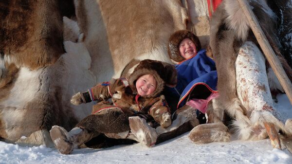 Tác phẩm “Cuộc sống du mục. Trò chơi ngoài lều” của nhiếp ảnh gia Vasily Shuklin, hạng mục “Nước Nga qua những gương mặt”, cuộc thi ảnh “Đất nước đẹp nhất” do Hội Địa lý Nga tổ chức   - Sputnik Việt Nam
