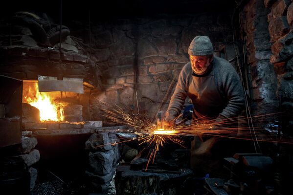 Tác phẩm “Bậc thầy” của nhà nhiếp ảnh Akhmat Baysiyev, hạng mục “Nước Nga qua những gương mặt”, cuộc thi ảnh “Đất nước đẹp nhất” do Hội Địa lý Nga tổ chức Tác phẩm “Bậc thầy” của nhà nhiếp ảnh Akhmat Baysiyev, hạng mục “Nước Nga qua những gương mặt”, cuộc thi ảnh “Đất nước đẹp nhất” do Hội Địa lý Nga tổ chức - Sputnik Việt Nam