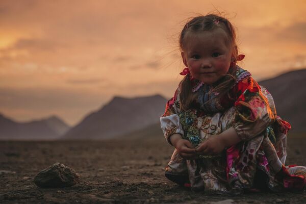 Tác phẩm “Con gái của vùng núi tundra” của nhiếp ảnh gia Nikolay Filippov, hạng mục “Nước Nga qua những gương mặt”, cuộc thi ảnh “Đất nước đẹp nhất” do Hội Địa lý Nga tổ chức Tác phẩm “Con gái của vùng núi tundra” của nhiếp ảnh gia Nikolay Filippov, hạng mục “Nước Nga qua những gương mặt”, cuộc thi ảnh “Đất nước đẹp nhất” do Hội Địa lý Nga tổ chức - Sputnik Việt Nam