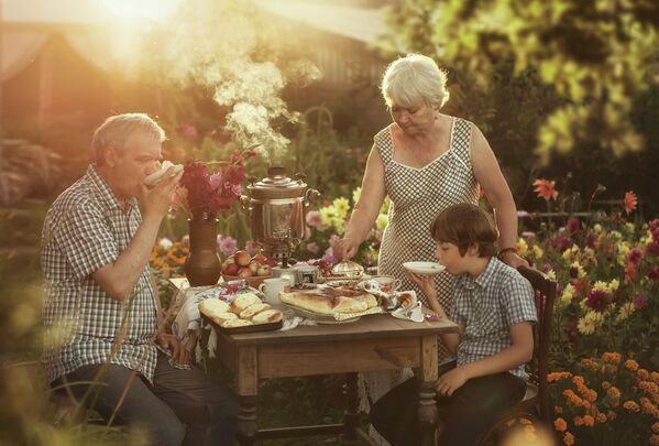 Tác phẩm “Buổi tối quây quần” của nhiếp ảnh gia Olga Tarasova, hạng mục “Nước Nga qua những gương mặt”, cuộc thi ảnh “Đất nước đẹp nhất” do Hội Địa lý Nga tổ chức Tác phẩm “Buổi tối quây quần” của nhiếp ảnh gia Olga Tarasova, hạng mục “Nước Nga qua những gương mặt”, cuộc thi ảnh “Đất nước đẹp nhất” do Hội Địa lý Nga tổ chức - Sputnik Việt Nam