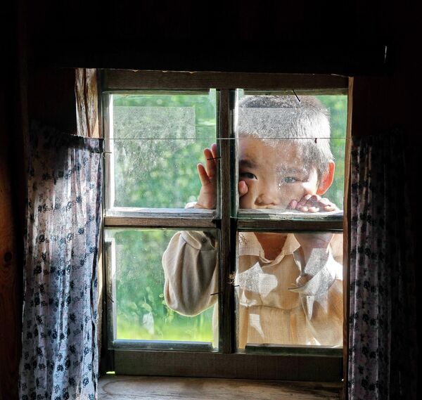 Tác phẩm “Ánh nhìn từ tuổi thơ” của nhà nhiếp ảnh Galina Davydova, hạng mục “Nước Nga qua những gương mặt”, cuộc thi ảnh “Đất nước đẹp nhất” do Hội Địa lý Nga tổ chức Tác phẩm “Ánh nhìn từ tuổi thơ” của nhà nhiếp ảnh Galina Davydova, hạng mục “Nước Nga qua những gương mặt”, cuộc thi ảnh “Đất nước đẹp nhất” do Hội Địa lý Nga tổ chức - Sputnik Việt Nam