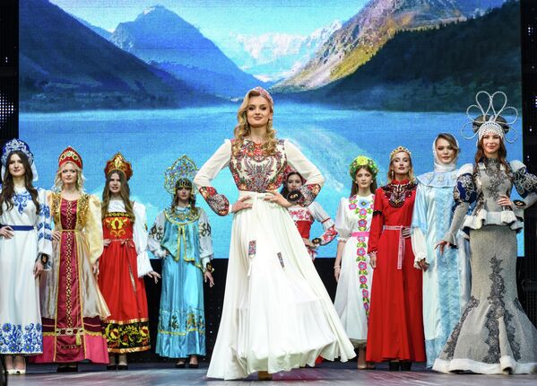 Thí sinh Sofia Yaitskova trong phần trình diễn trang phục dân tộc tại đêm chung kết cuộc thi sắc đẹp liên vùng “Krasa Donbassa – 2025” (Hoa hậu Đẹp Donbass 2025) - Sputnik Việt Nam