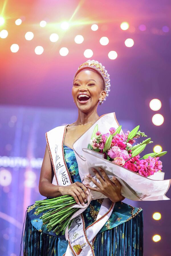 Hoa hậu Nam Phi 2025 tại đêm chung kết cuộc thi sắc đẹp ở Pretoria - Sputnik Việt Nam