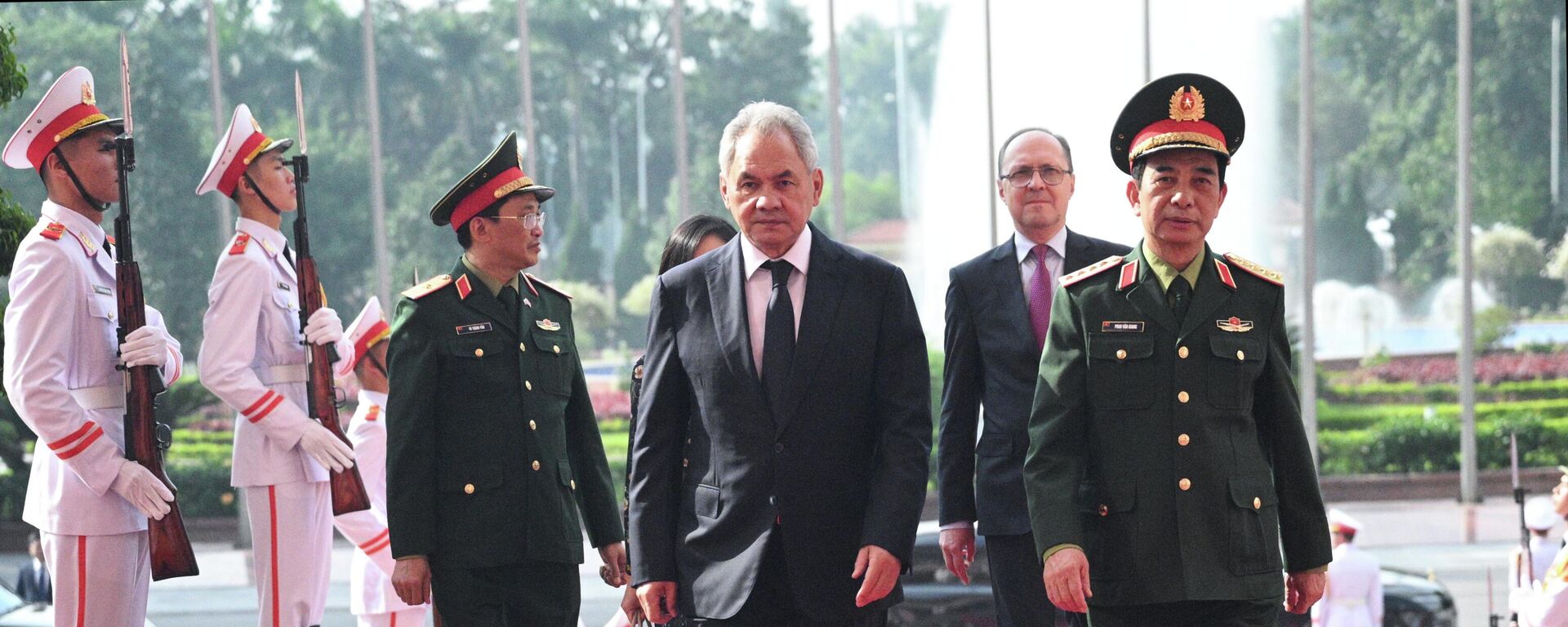 Thư ký Hội đồng An ninh Nga Sergei Shoigu và Bộ trưởng Quốc phòng Việt Nam Phan Văn Giang trong một cuộc gặp tại Hà Nội - Sputnik Việt Nam, 1920, 10.12.2025