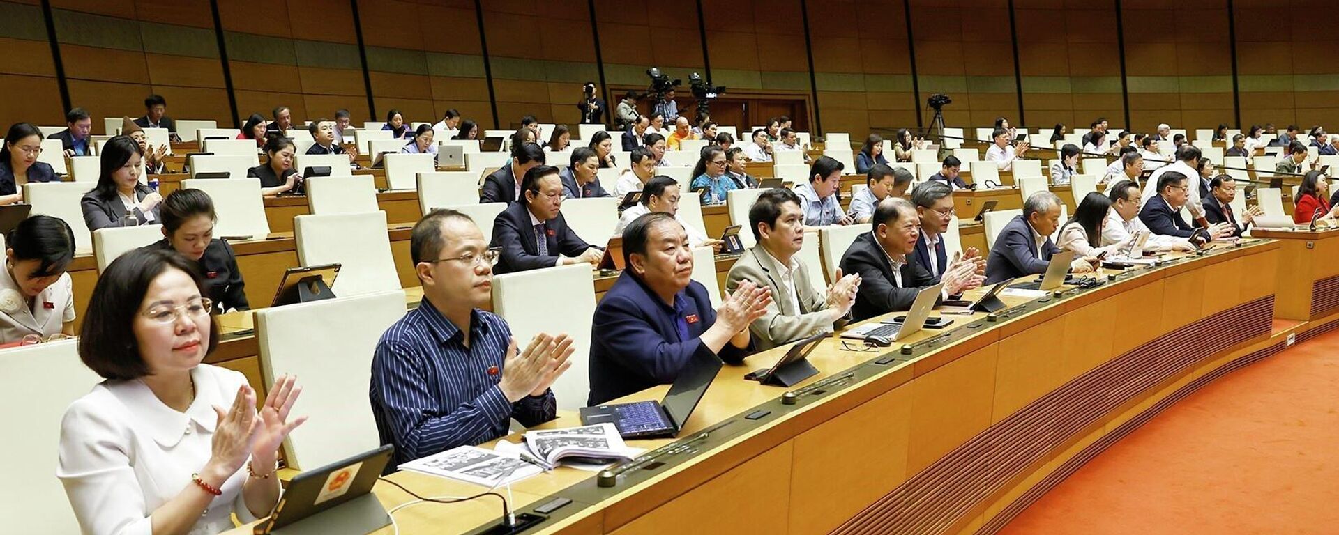 Đại biểu Quốc hội biểu quyết thông qua các luật, nghị quyết - Sputnik Việt Nam, 1920, 10.12.2025