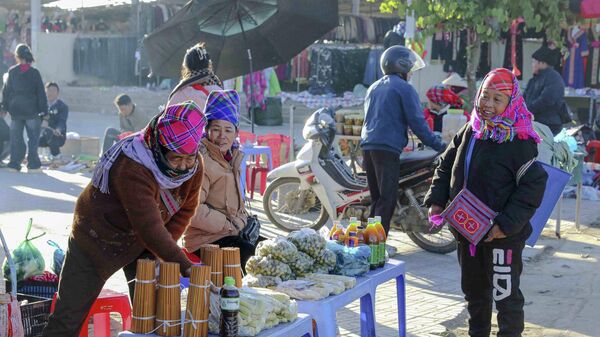 Chợ phiên Keo Lôm nhộn nhịp người mua bán từ sáng sớm - Sputnik Việt Nam