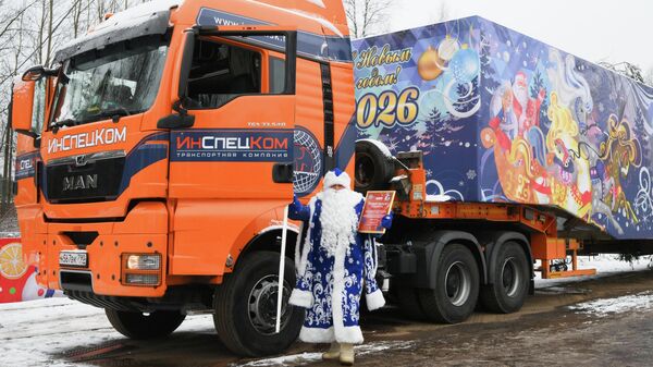 Cây thông Noel chính của cả nước Nga đã được đưa tới Điện Kremlin - Sputnik Việt Nam