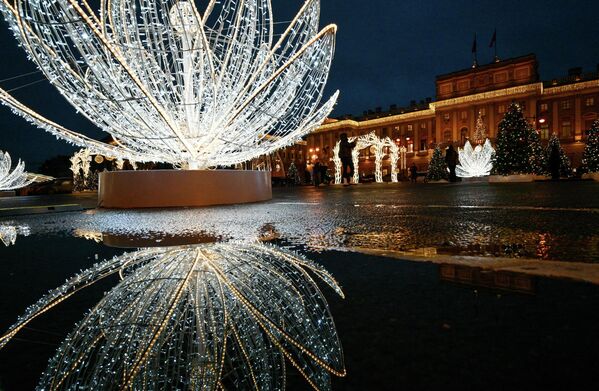 Khu vườn ánh sáng trên Quảng trường St. Isaac, St. Petersburg - Sputnik Việt Nam